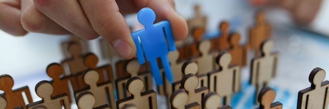 群衆から一つだけ青い人型を取り出す