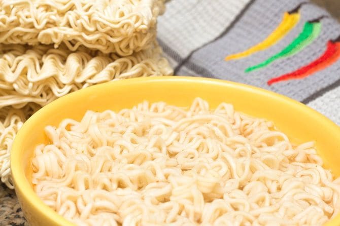 黄色いボウルの中の即席麺