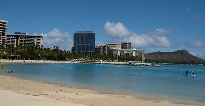 人影まばらなヒルトン・ハワイアン・ビレッジ前のビーチ（5月10日）