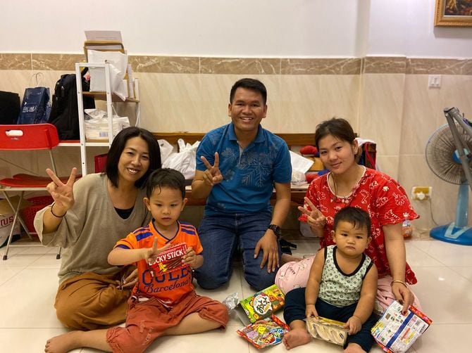 メアス博子さん（一番左）と卒業生の家族。