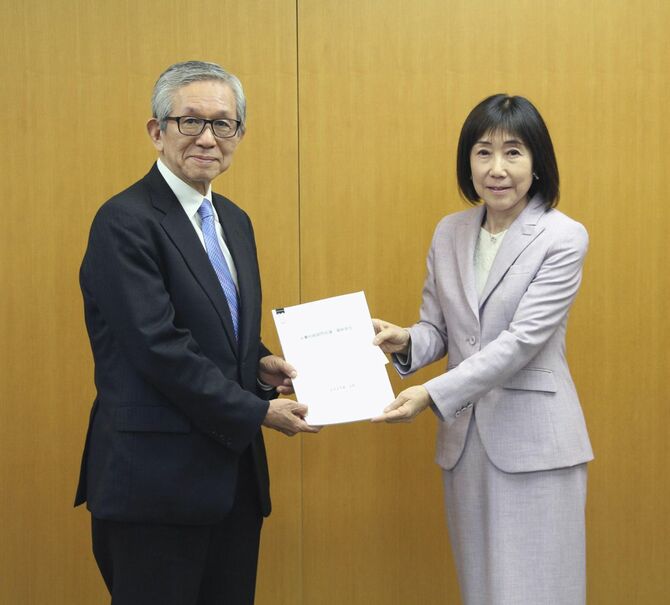 国家公務員のなり手不足解消に向け、人事院の川本裕子総裁(右)に提言を手渡す人事行政諮問会議の森田朗座長=2025年3月24日午後、東京都千代田区