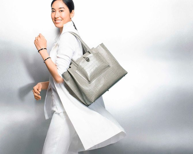 バッグ「Awesome」クロコを持った女性