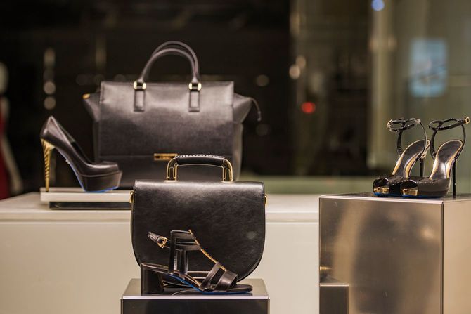 ブティックにディスプレーされた鞄とハイヒール