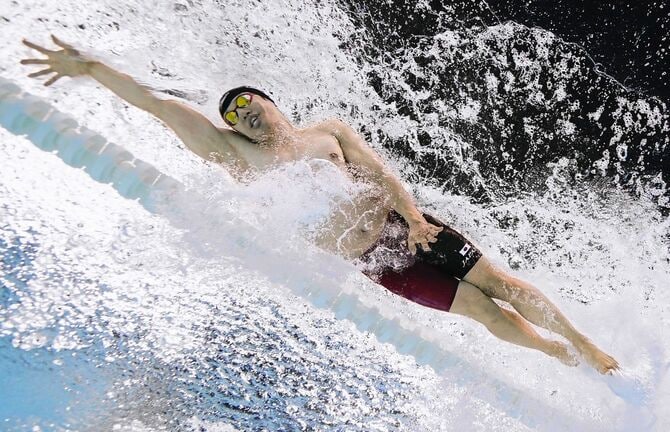 パリ・パラリンピックの競泳男子50メートル自由形（視覚障害S11）決勝で力泳する木村敬一