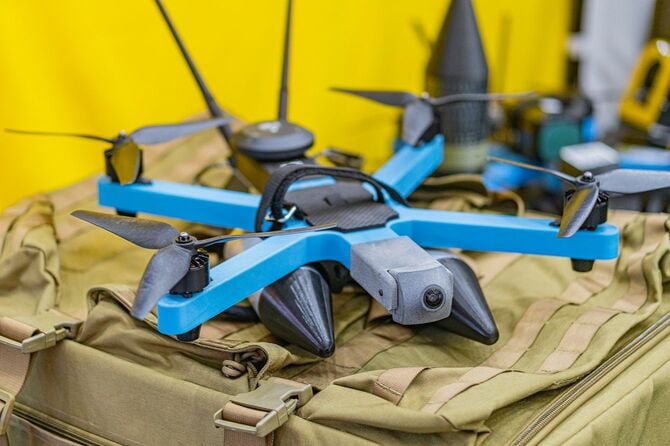 迷彩パックに載ったウクライナの fpv ドローン