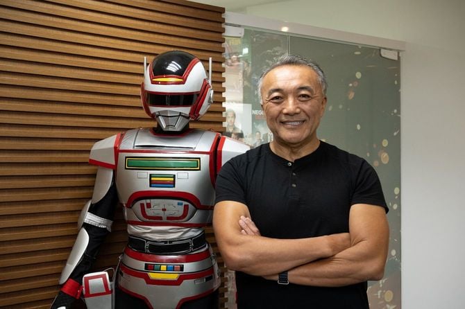 サトウ・カンパニー受付に展示されたジャスピオンのレプリカと佐藤さん