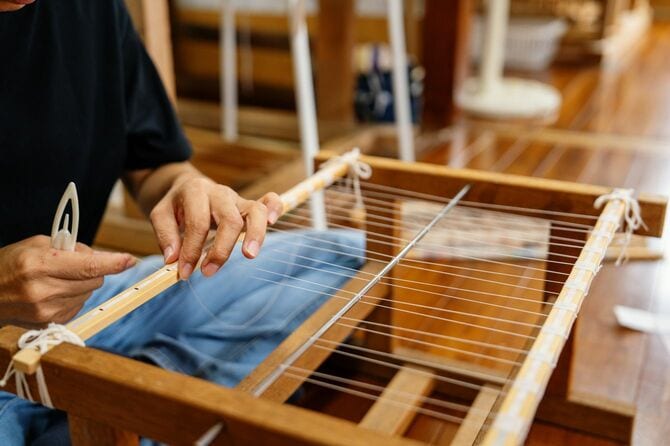 着物生地を織る女性