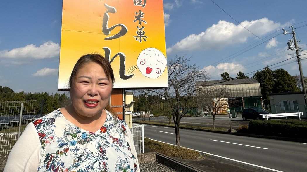 ｢しじみ味は最悪だった…｣夫急逝で老舗あられ屋を継いだ名物女将が大ヒットの裏でやらかした最大の失敗 "ブルゾンちえみ"姿でチラシにも登場