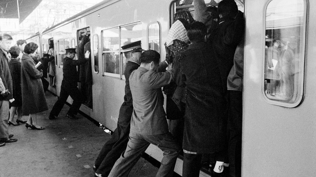 令和の通勤ラッシュとはレベルが違う…乗車率300%で窓ガラスが割れた｢昭和のやばい電車｣回顧録 トイレが垂れ流し式で､排泄物はすべて線路へ