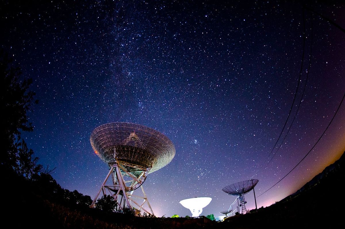 夜の電波望遠鏡と天の川
