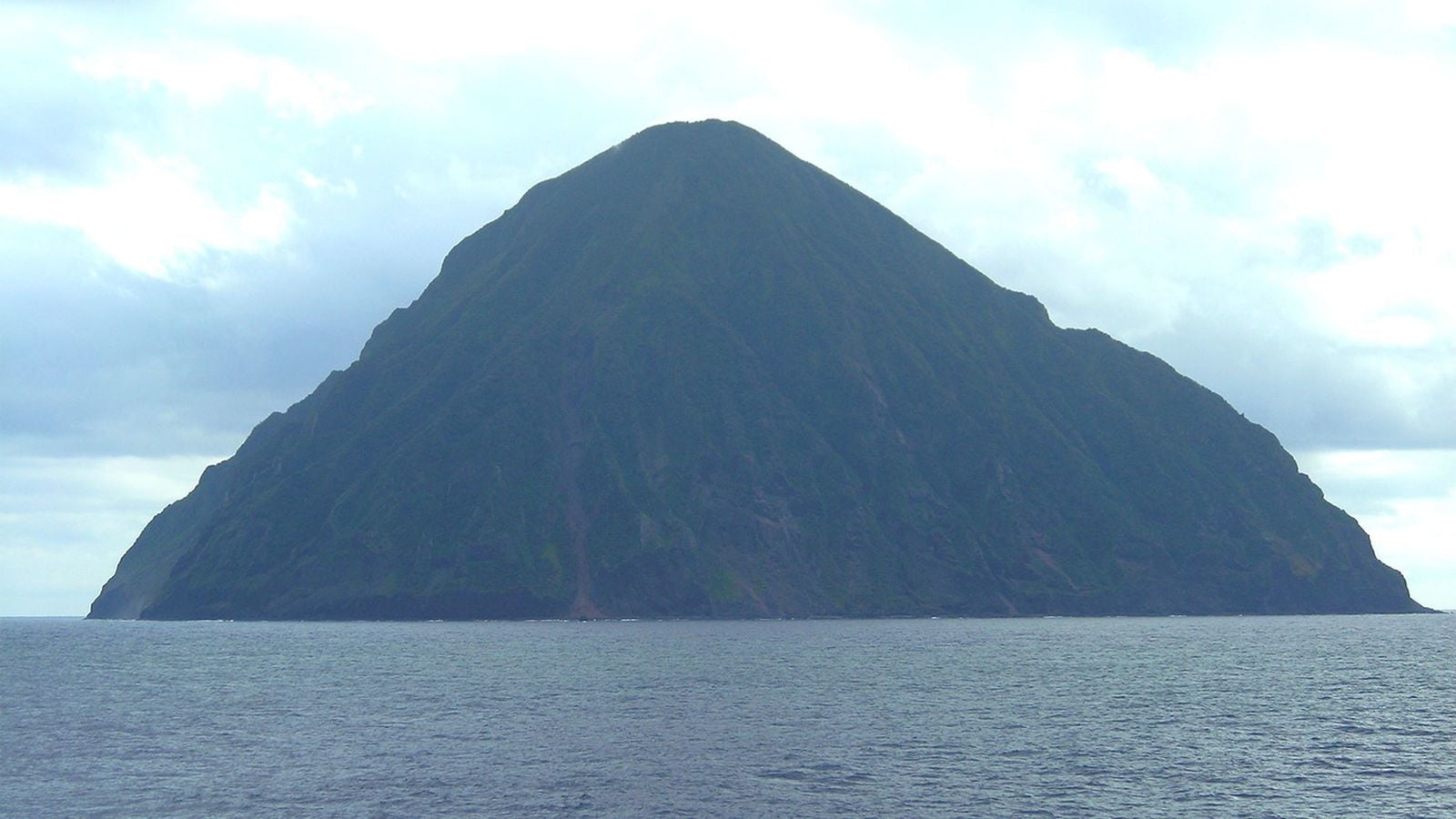 ここの空気はハエでできている…｢日本最後の秘境｣南硫黄島で調査隊が見た"誰も見たことがない光景" 原生の生態系の姿を残す｢奇跡の島｣