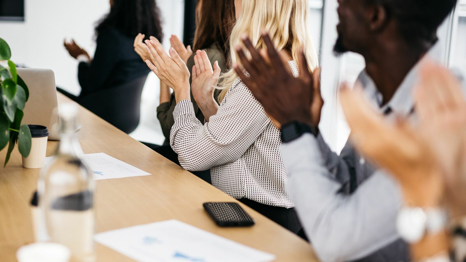 ｢あなたは抜群にいい｣と褒めてはいけない…イマドキの若手社員が上司に褒められるほどやる気をなくすわけ ｢あなたも含めてみんないい｣というニュアンスが大事