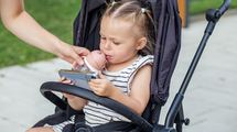スマホ育児は｢親として失格｣なのか…幼いわが子にスマホを渡してしまう子育て親の苦しみ