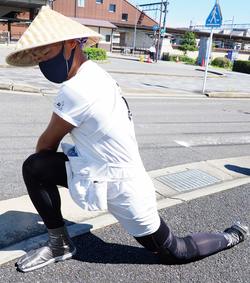 車夫の姿でポーズをとる中山さん