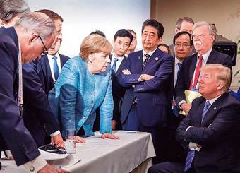 安倍外交の限界「演出ばかりで中身ない」