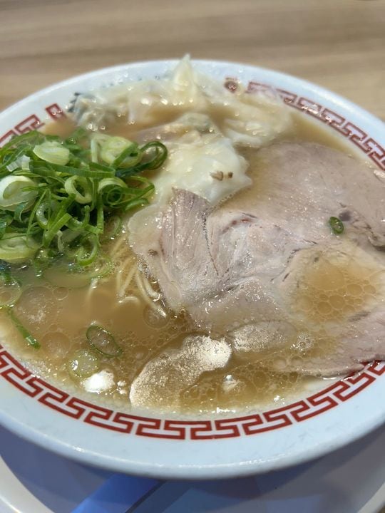 幸ちゃんラーメンの味玉ラーメン。最大3種類のスープをブレンドさせて濃い味わいを出す一幸舎と比べて味があっさりしているぶん、飽きないためのくふうが施されている