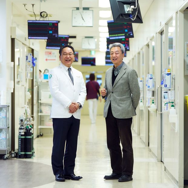 鳥取大学医学部附属病院の武中篤病院長(左)と建築家の竹山聖さん
