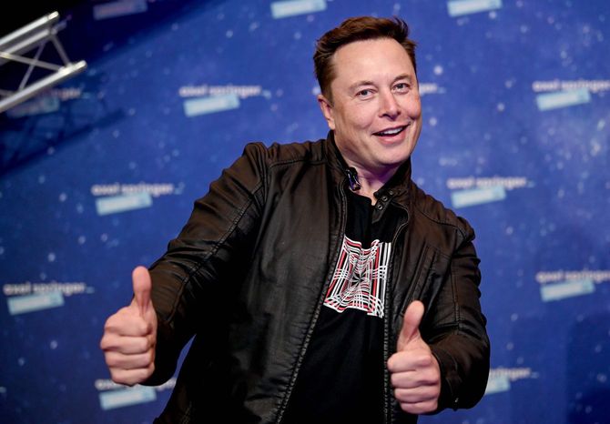 SpaceX社のオーナーであり、Tesla社のCEOであるイーロン・マスク氏が、2020年12月1日にベルリンで開催された「Axel Springer Awards」授賞式のレッドカーペットに到着し、ポーズ