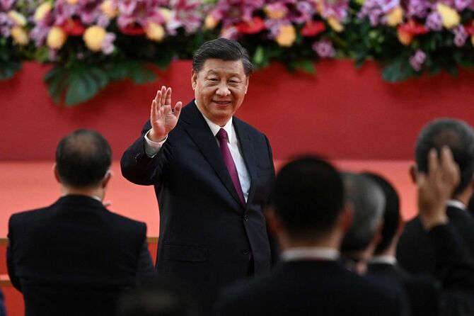 2022年7月1日、英国から中国への返還25周年を迎えた香港で行われた新指導者・新政府の発足式典の後、演説を終えて手を振る中国の習近平国家主席。