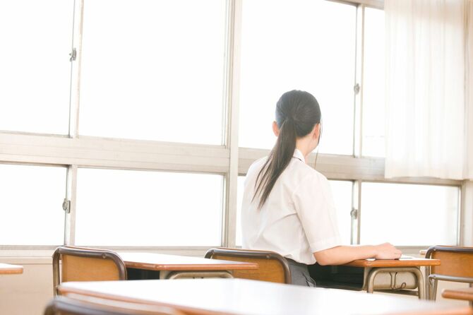 教室で孤独な女子中学生