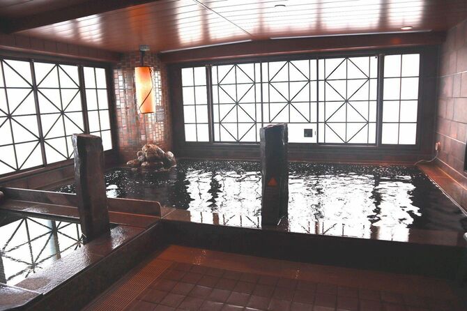 「天然温泉 豊穣の湯 ドーミーイン池袋」の大浴場。千葉県匝瑳市から運んできている天然の黒湯温泉になっている（写真は全てドーミーイン池袋のもの）。