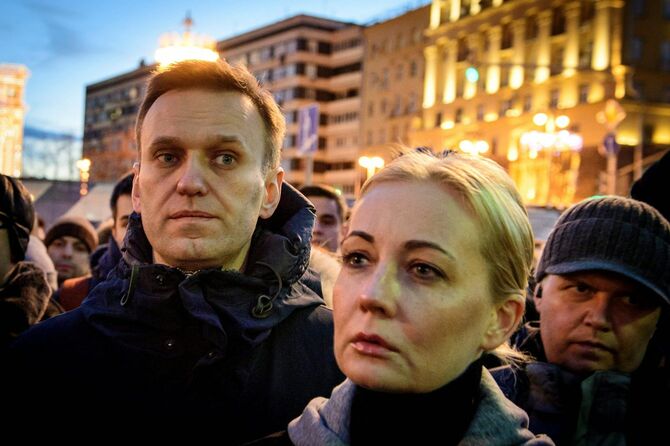 ロシアの反体制派指導者アレクセイ・ナワリヌイ氏（左）と妻ユリア氏（中央）（＝2018年03月27日、ロシア・モスクワ）