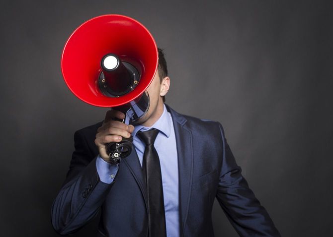 メガホンを使って話す人