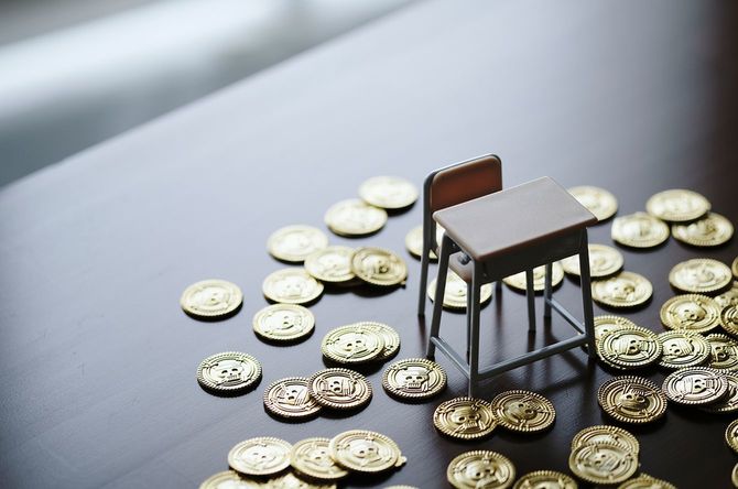 散らばっているコイン