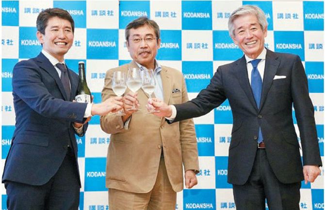 2018年8月2日には、西日本豪雨の影響で通常の製品として出せなくなった純米大吟醸を「獺祭 島耕作」として販売すると発表した。左から桜井一宏社長、弘兼憲史氏、桜井博志会長