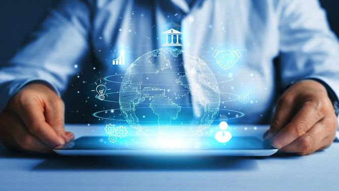 人物の前に浮き出ている仮想空間