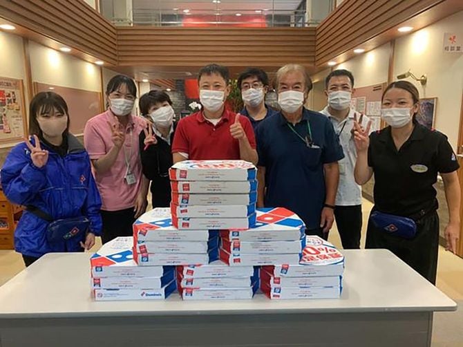 2020年4月から実施している「無料ピザで地域支援」。これまでに累計40万4531枚のピザを介護施設や医療機関などへ無料で届けているという