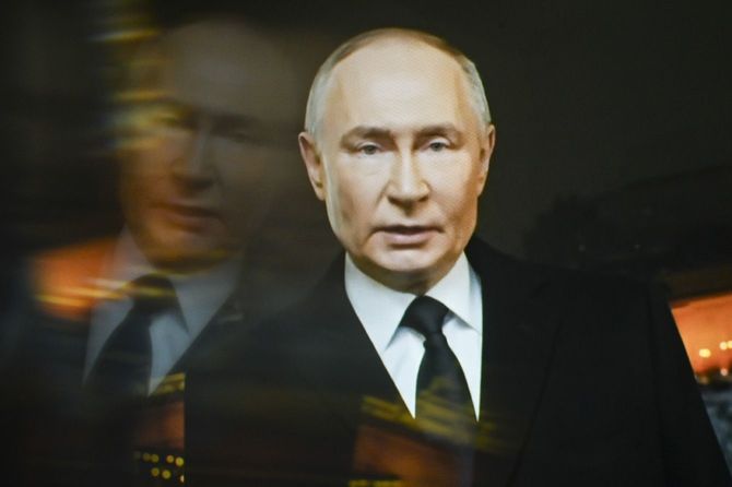 モスクワから国民に新年のあいさつを述べるウラジーミル・プーチン露大統領、2025年1月1日