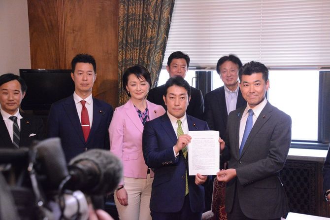 5月8日に国会内で立憲の若手・中堅議員らが泉代表に「競合も辞さず戦う覚悟と決意を鮮明に示すべきであり、最低でも200以上の選挙区で与党に対抗できる強力な候補者を擁立すべき」などと書かれた提言書を手渡しする様子