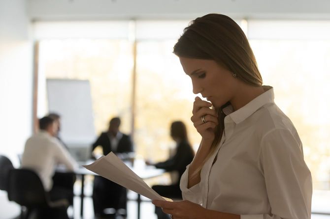 書類に目を通し、緊張に襲われている女性