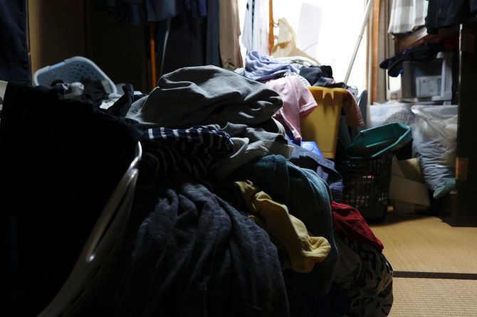 洋服などで散らかった部屋