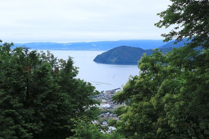 二の丸から西の眺望。正面の半島は葛篭尾崎（つづらおざき）