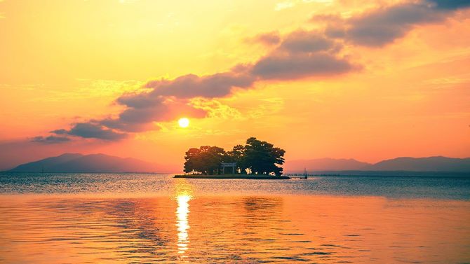 松江の宍道湖に映る息を呑むような夕日