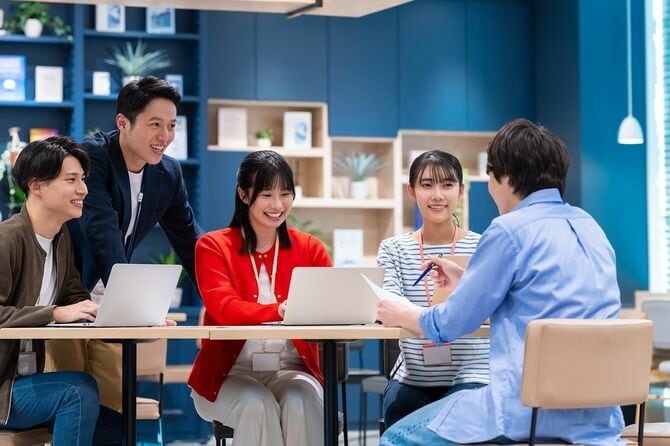 エンジニアたちがオフィスで会議