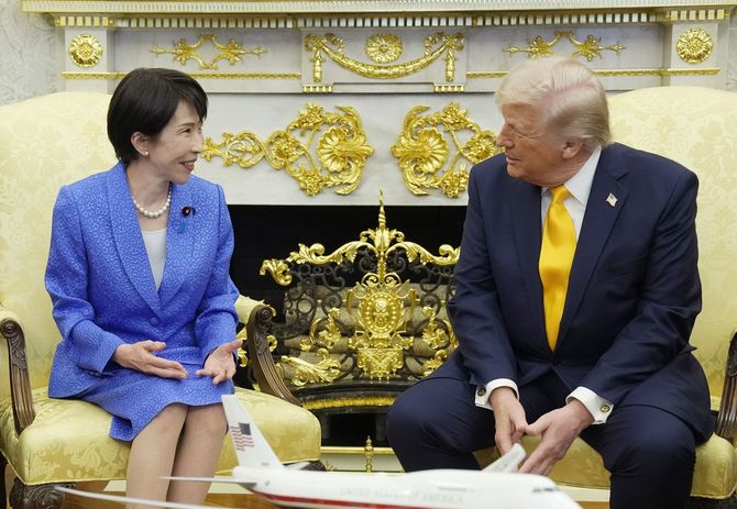 ホワイトハウスで会談する高市早苗首相(左)とトランプ米大統領=2026年3月19日、ワシントン(共同)