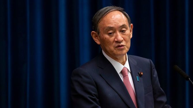 2021年5月14日、首相官邸で記者会見を行う菅義偉首相。新型コロナウイルスの第4波に対処するため、5月16日から緊急事態宣言を北海道、岡山、広島の各県に拡大することを発表した。