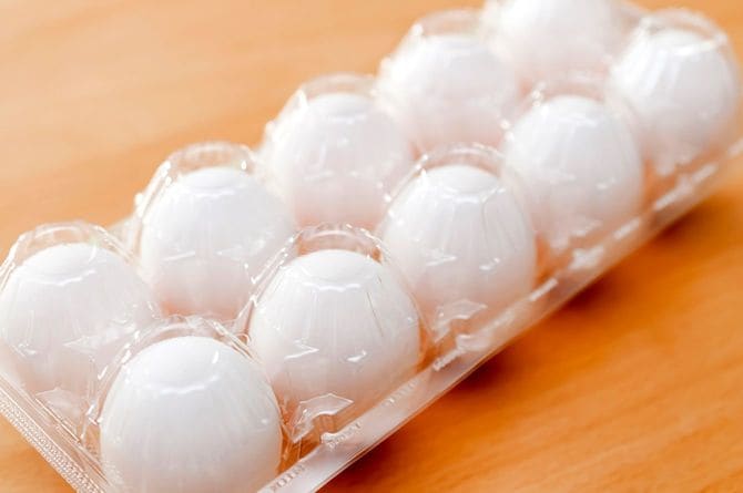 プラスチックパックに入っている卵