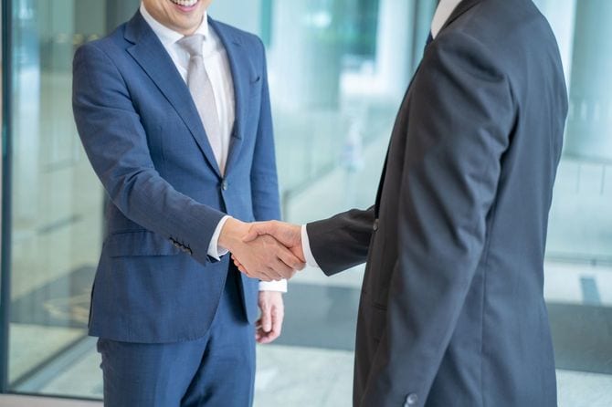 握手するビジネスマン