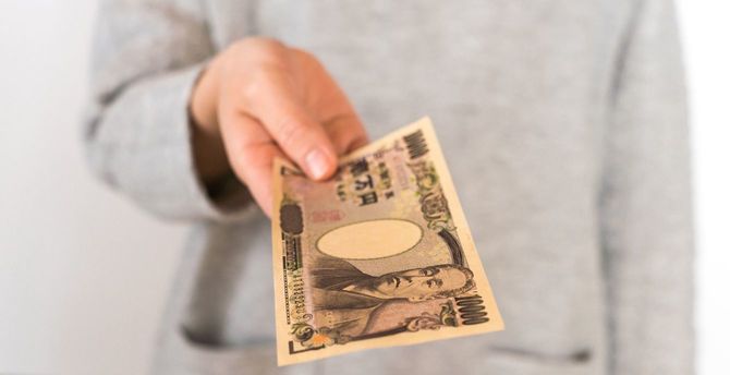 お金を差し出す女性の手元