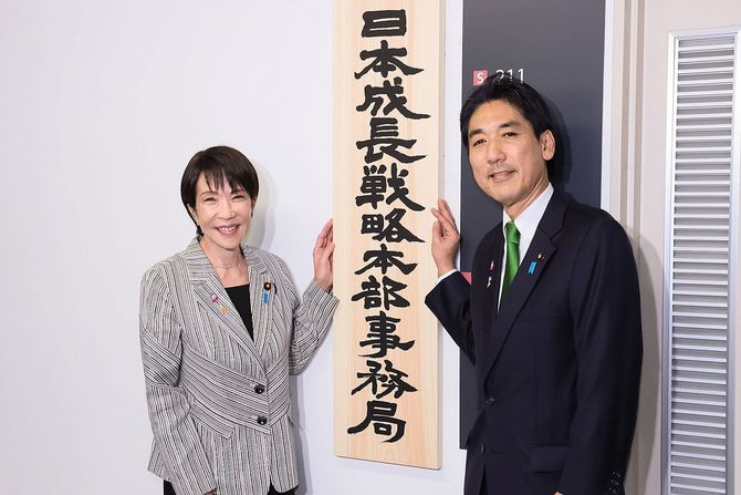 城内実経済財政担当大臣(右)