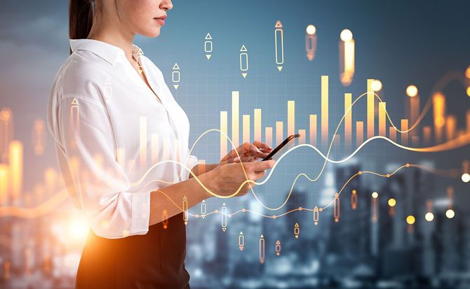 スマホで株の情報を調べる女性