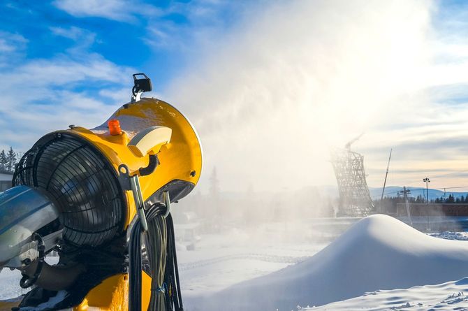 スキー場で稼働する人工降雪機
