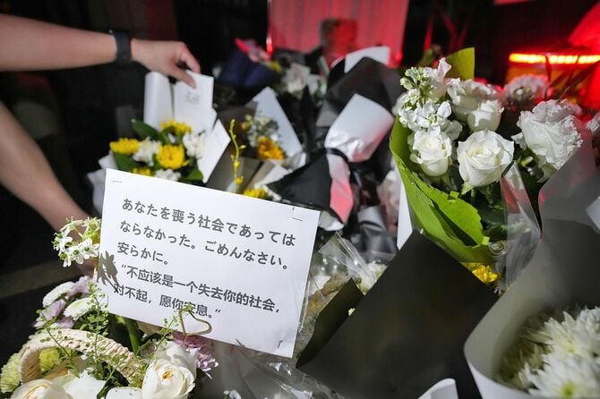 男に襲われ命を落とした男子児童が通っていた日本人学校前に手向けられた花束やメッセージ