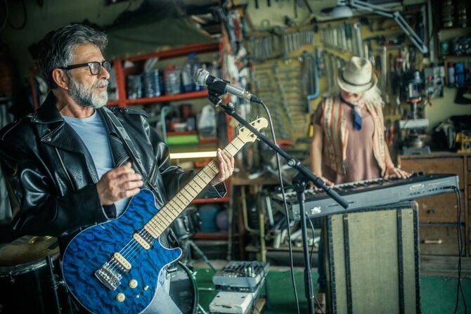 ガレージで音楽を演奏する年配の人々