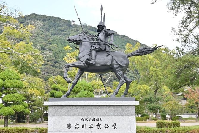 吉香公園にある吉川広家の像。