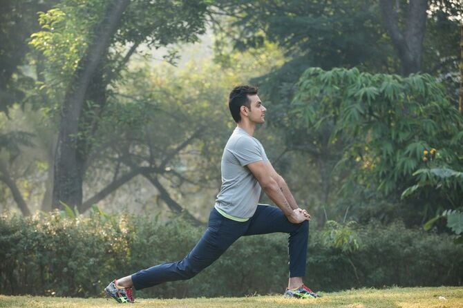 野外で運動する男性